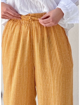 Pantalon fluide Molly Bracken, imprimé fin sur fond jaune, référence LA1485CE