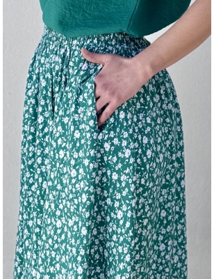 Jupe longueur midi Molly Bracken, romantique, imprimé liberty floral blanc sur fond vert, référence T1768BCE